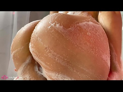 ❤️ Brunette dushda kuchli orgazm uchun vibrator bilan mushukni onanizm qiladi Super pornoda bizda