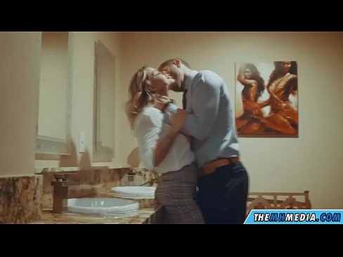 ❤️ Ko'krakli sarg'ish sizni jamoat hojatxonasida yo'ldan ozdirganda Super pornoda bizda